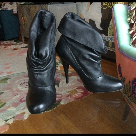 Charles David Ruched Leather Booties 6.5 - Picture 3 of 5